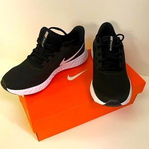 Nike Revolution 5 Running Shoes BQ3207-002-NWT In Box Size WMNS 5.5 M